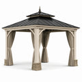 Pavillon extérieur en bois et métal avec rideaux beige